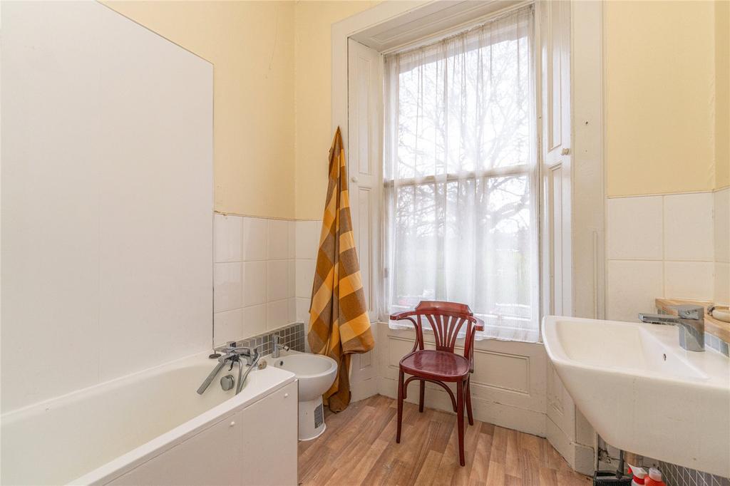 Bathroom (1st Floor)