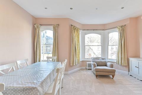 3 bedroom flat to rent, Ballater Road, Clapham, London, SW2
