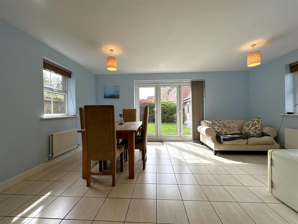 Open-Plan Living/Dining Area 328