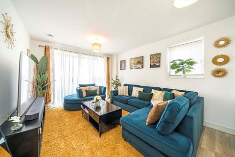 2 bedroom flat to rent, Ridding Lane, Greenford UB6