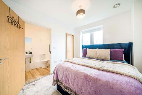 2 bedroom flat to rent, Ridding Lane, Greenford UB6