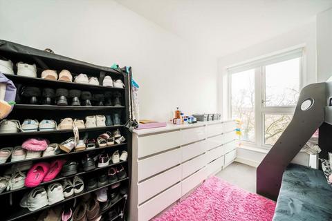 2 bedroom flat to rent, Ridding Lane, Greenford UB6