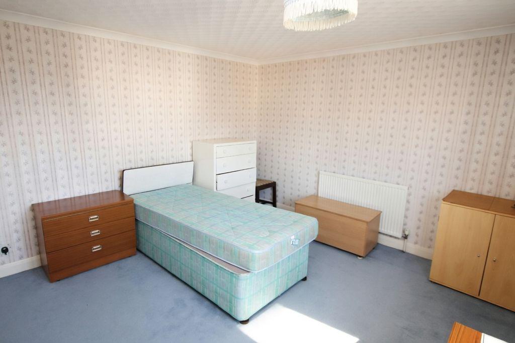 Bed 1 photo 2