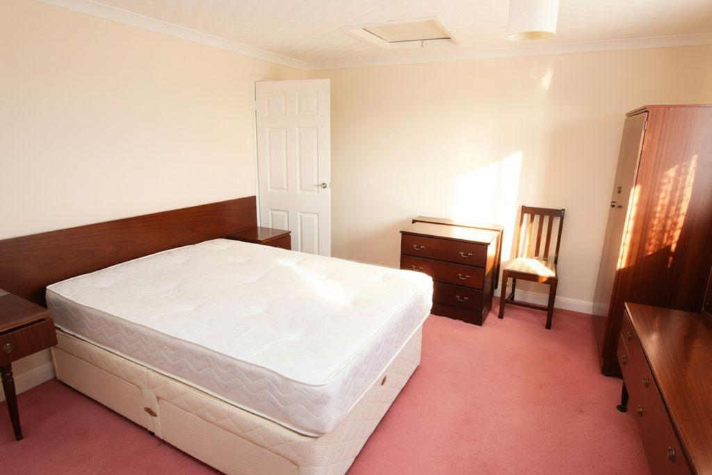 Bed 2 photo 2