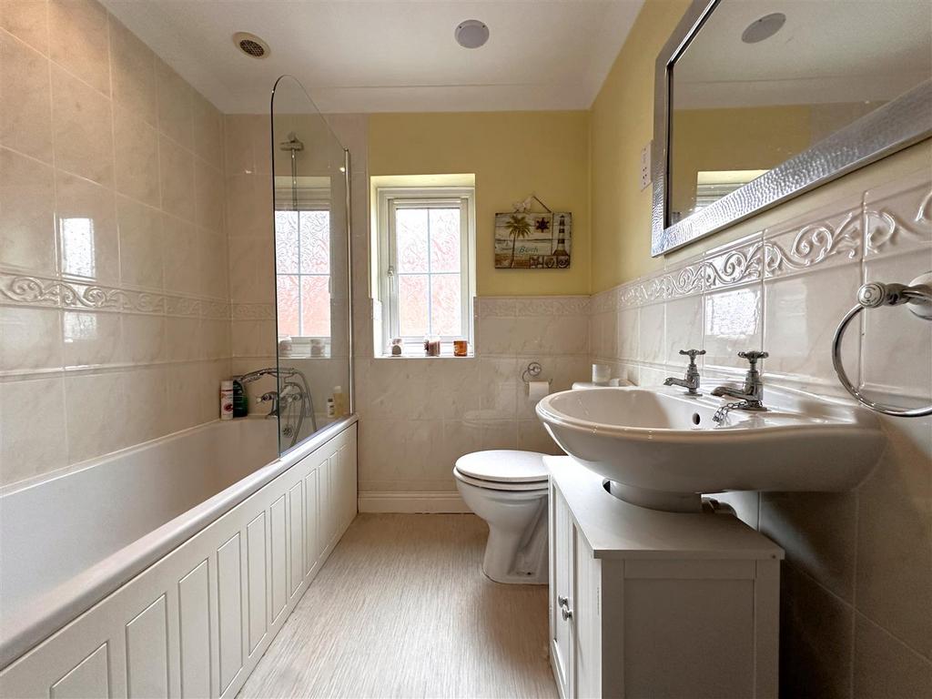 Family Bathroom 881