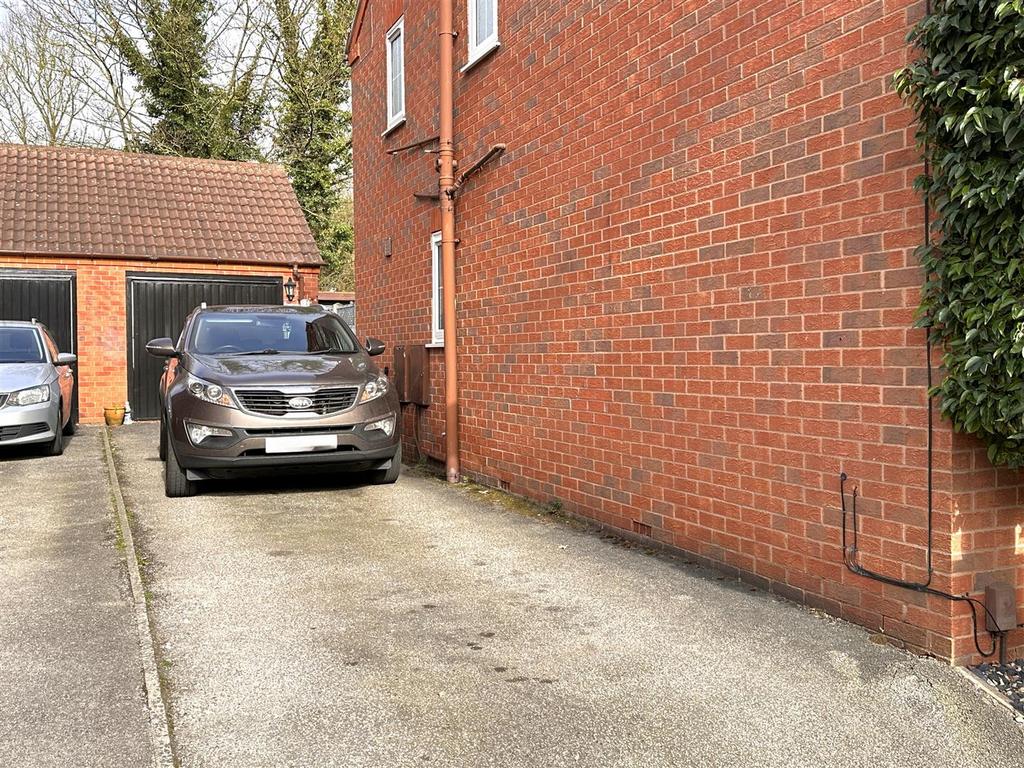 Garage &amp; Multi-Vehicle Driveway 990