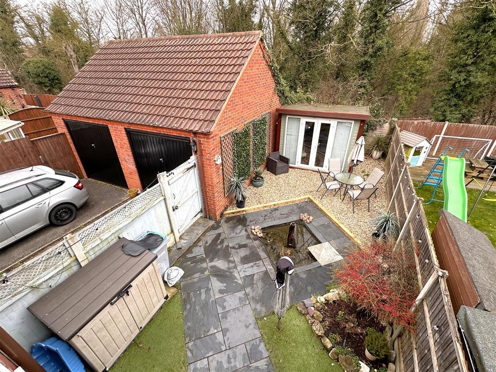 Landscaped Garden &amp; Unspoiled Outlook  873