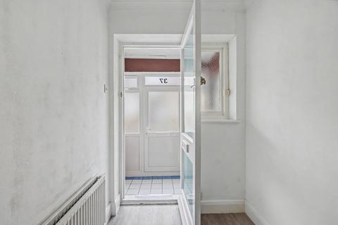3 bedroom terraced house to rent, The Chase, Chatham