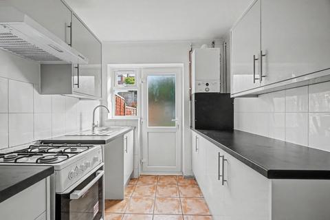 3 bedroom terraced house to rent, The Chase, Chatham