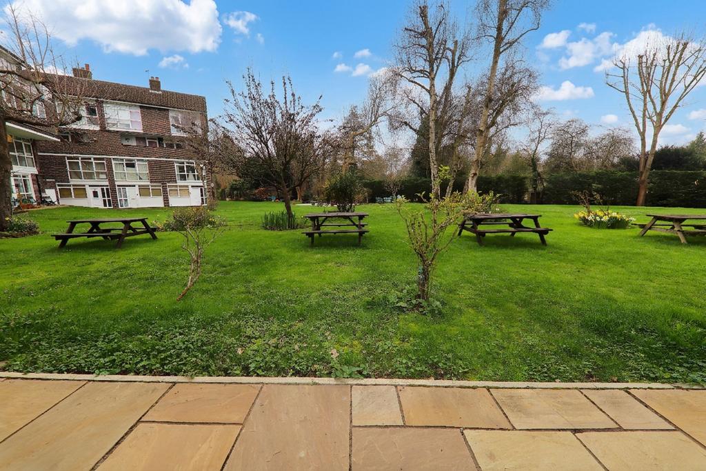 Patio (E)