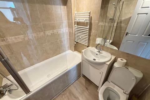 2 bedroom ground floor flat to rent, Washington Road, Worcester Park