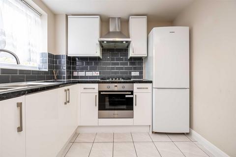 2 bedroom apartment to rent, Admiralty Close, West Drayton UB7