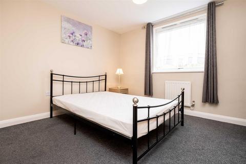 2 bedroom apartment to rent, Admiralty Close, West Drayton UB7