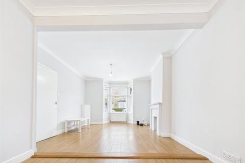 3 bedroom semi-detached house to rent, Edgar Road, West Drayton UB7