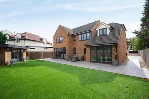 4 bedroom detached house for sale, Lawn Avenue, West Drayton UB7