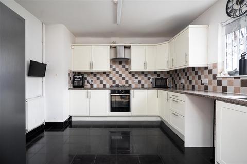 3 bedroom end of terrace house for sale, Thornton Avenue, West Drayton UB7