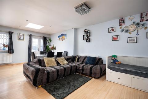 3 bedroom end of terrace house for sale, Thornton Avenue, West Drayton UB7