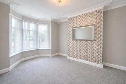 3 bedroom terraced house to rent, Bury BL9