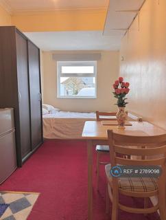 1 bedroom in a house share to rent, Great West Road, Isleworth, TW7