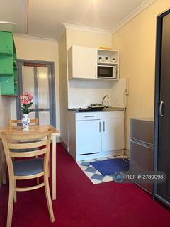 1 bedroom in a house share to rent, Great West Road, Isleworth, TW7