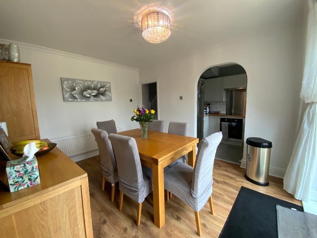 DINING AREA 13'3 x 10'6