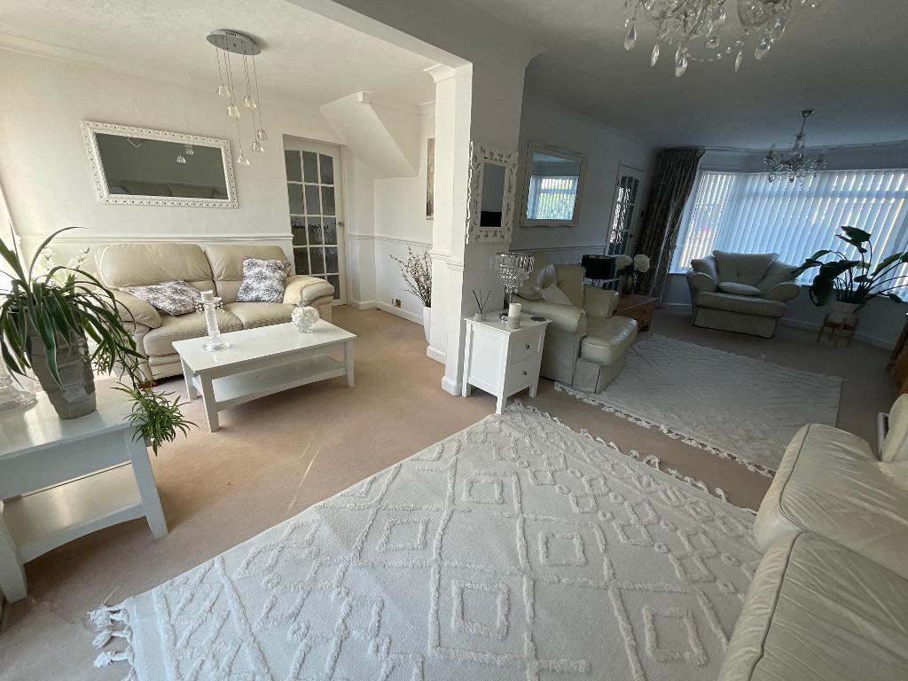 L-SHAPED LIVING ROOM 24'4 x 11'5>17'9