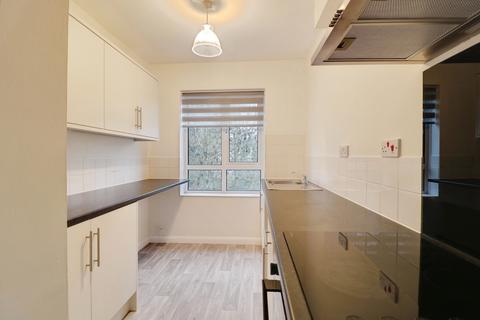 2 bedroom flat to rent, Grove Court, Westcliff-on-sea, SS0