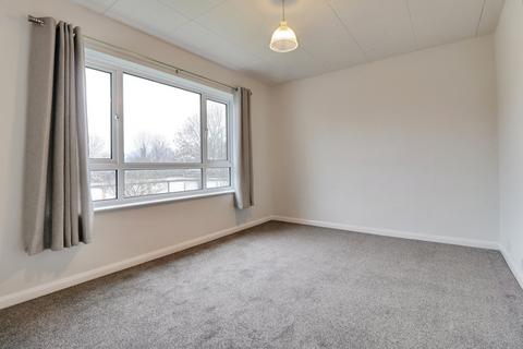 2 bedroom flat to rent, Grove Court, Westcliff-on-sea, SS0
