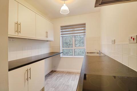 2 bedroom flat to rent, Grove Court, Westcliff-on-sea, SS0