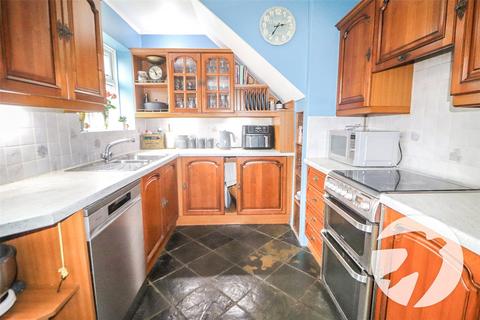 3 bedroom semi-detached house for sale, Pennine Way, Bexleyheath, DA7