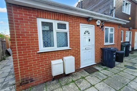 2 bedroom bungalow to rent - New North Road, Hainault