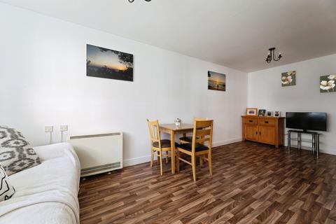 1 bedroom flat for sale, Regarth Avenue, Romford, RM1
