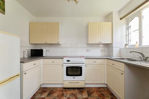 1 bedroom flat for sale, Regarth Avenue, Romford, RM1