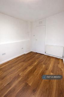 3 bedroom flat to rent, Yates Court, London, NW2