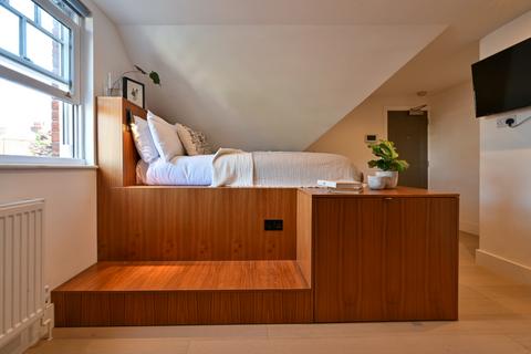 Studio to rent, Dennington Park Road