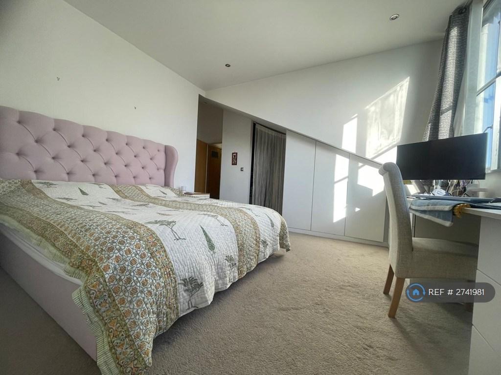 Master Bedroom - Walk-In Closet And Wardrobe