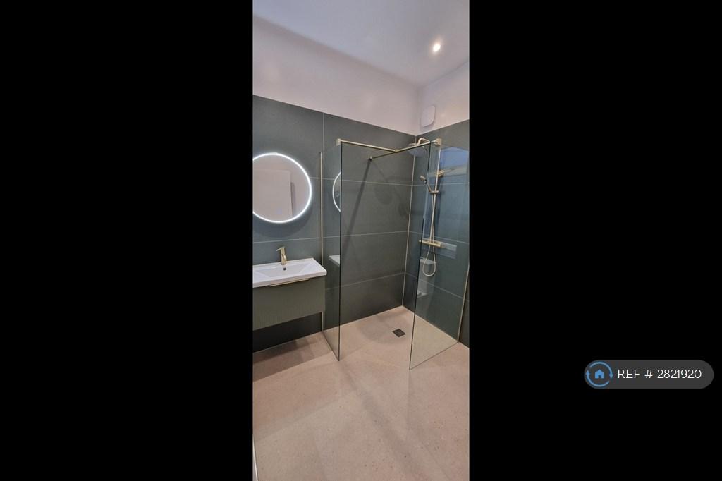 Stylish Contemporary Wetroom