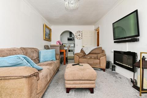 1 bedroom flat for sale, Louise Close, Walton on the Naze, Essex, CO14