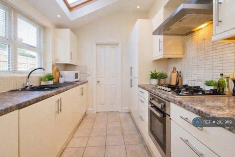 6 bedroom semi-detached house to rent, Midland Avenue, Nottingham, NG7