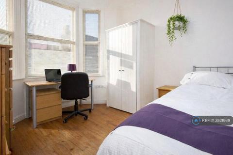 6 bedroom semi-detached house to rent, Midland Avenue, Nottingham, NG7