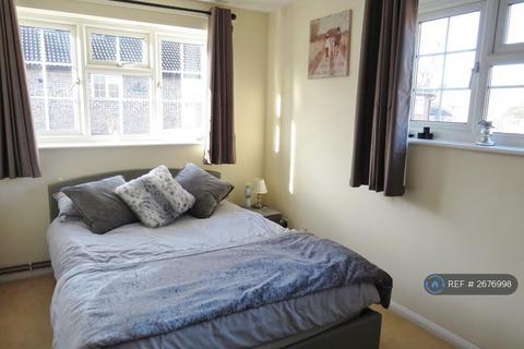 1 bedroom terraced house to rent, Maple Drive, East Grinstead, RH19