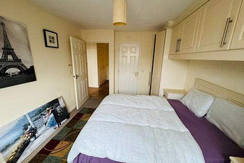 2 bedroom flat to rent, Iliffe Close, Reading, RG1