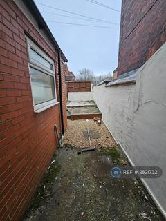 2 bedroom terraced house to rent, Fields New Road, Oldham, OL9