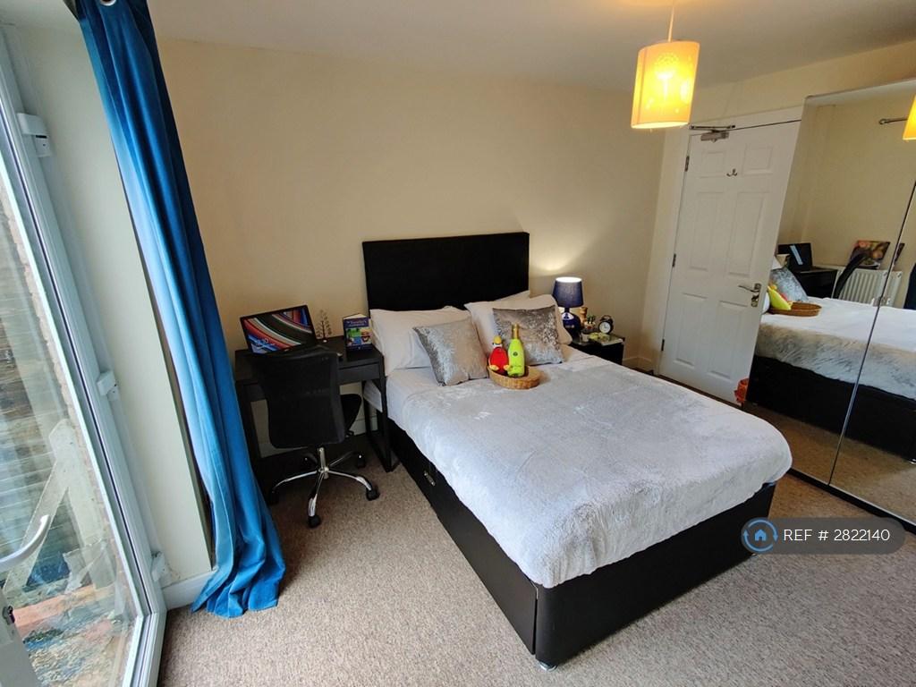 Beautiful Double Bedroom With Desk And Patio Doors