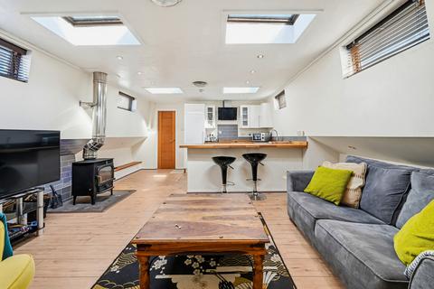 2 bedroom houseboat to rent, Plantation Wharf Pier, SW11