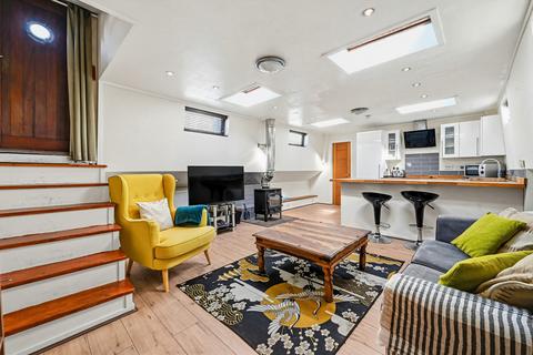 2 bedroom houseboat to rent, Plantation Wharf Pier, SW11