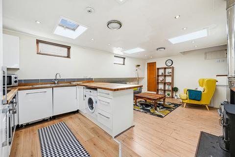 2 bedroom houseboat to rent, Plantation Wharf Pier, SW11