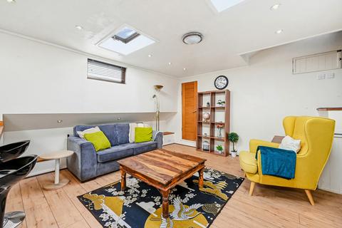 2 bedroom houseboat to rent, Plantation Wharf Pier, SW11