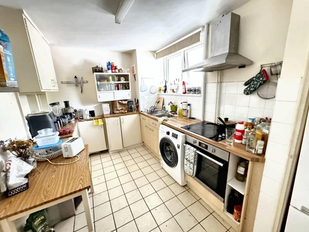 Bright, well-equipped kitchen with appliances...