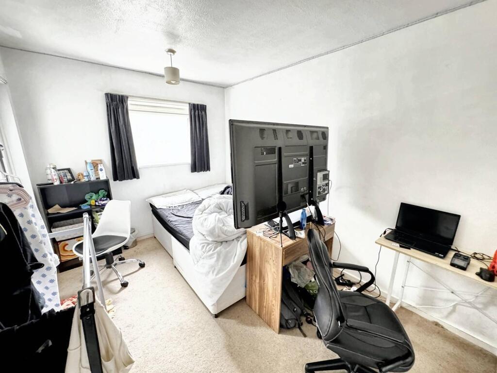 Bright bedroom with desk space and double bed...